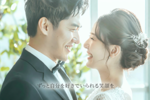 札幌で結婚式を迎える新郎新婦が、ホワイトニング後の白い歯で笑顔を交わしている様子