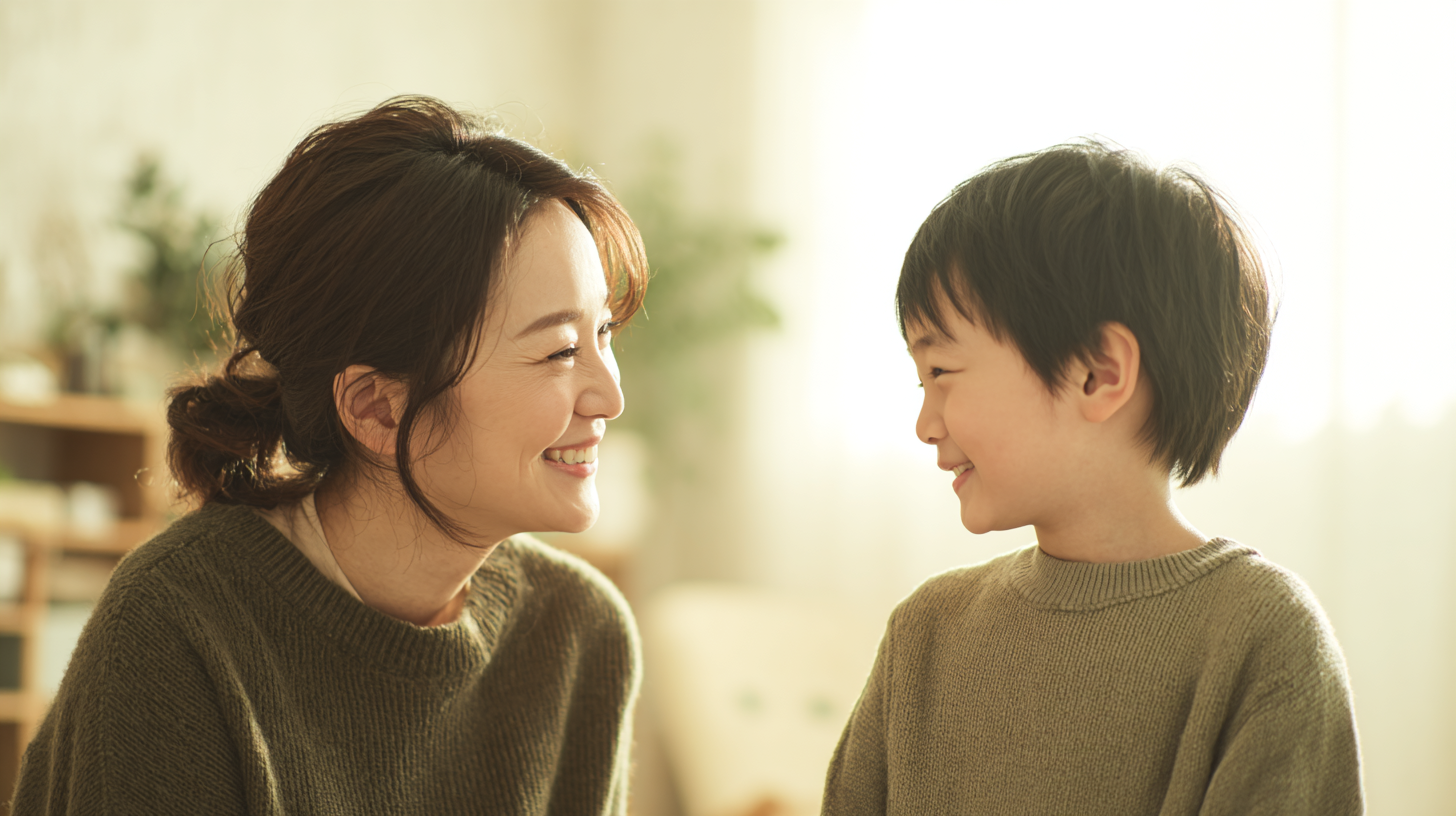 新札幌で小児矯正を検討する親子が笑顔で見つめ合う、清潔感と安心感のある温かい雰囲気のイメージ画像