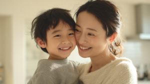 明るい日差しの中で笑顔を見せる親子。札幌・新札幌での小児矯正相談による安心感を表現したイメージ画像。