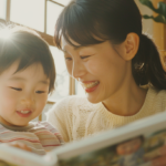 明るいリビングで笑顔を見せる親子。新札幌で小児矯正を検討する親御さまへ安心感を伝えるイメージ。