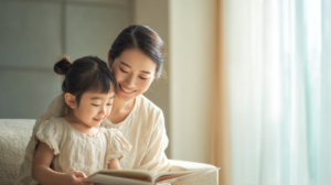 明るい室内で寄り添う親子。札幌・新札幌で小児矯正や反対咬合の相談を検討する際の安心感を表現。