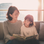 北広島・札幌で小児矯正を検討する親子が、柔らかな光の中で安心して笑顔で過ごしている様子。