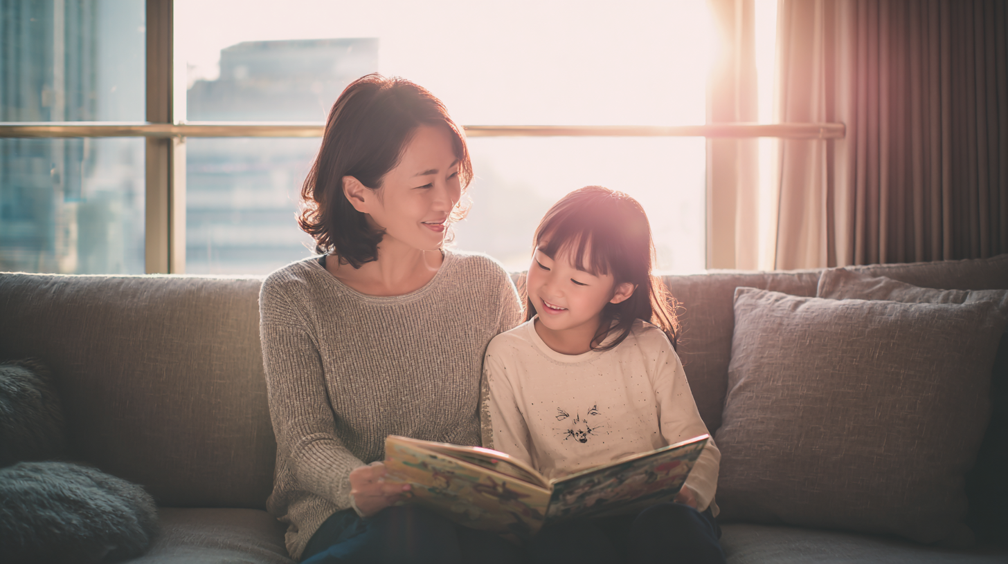 北広島・札幌で小児矯正を検討する親子が、柔らかな光の中で安心して笑顔で過ごしている様子。