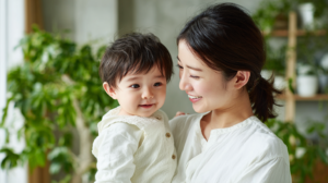 新札幌の清潔感ある歯科医院で、小児矯正の相談を笑顔で行う親子と、温かい自然光が差し込む院内風景