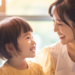 新札幌の歯科医院で小児矯正の相談をしながら、笑顔で向き合う母親と子供の安心した様子。