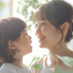明るい日差しの中で微笑む親子。新札幌での小児矯正を通じたお子さんの健やかな成長と安心感を表現。