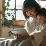 明るい室内で笑顔で寄り添う親子。新札幌での小児矯正を検討する保護者へ安心感を伝えるイメージ。