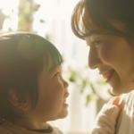 明るい日差しの中で微笑み合う親子。新札幌・北広島での小児矯正を検討する際の安心感を表現したイメージ。