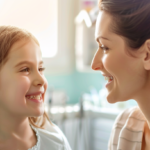 新札幌駅近くの明るい歯科医院で、小児矯正の相談を受けて親子で安心した表情を見せる様子