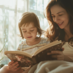 明るい日差しの中で微笑み合う親子。北広島・札幌での小児矯正の相談時期と安心感を表現したイメージ。