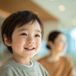 新札幌の明るい歯科医院で、小児矯正の相談を終えて安心した表情で微笑む親子と清潔感のある空間。