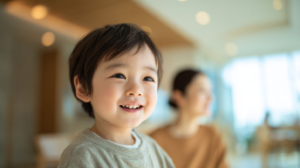 新札幌の明るい歯科医院で、小児矯正の相談を終えて安心した表情で微笑む親子と清潔感のある空間。