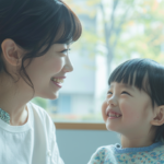 札幌の明るい歯科医院で、小児矯正の相談をしながら笑顔で向き合う親子。安心感と清潔感のある風景。