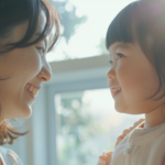 札幌の歯科医院で、小児矯正の相談を終えて安心した表情で微笑み合う親子と明るい診察室の風景。