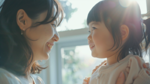 札幌の歯科医院で、小児矯正の相談を終えて安心した表情で微笑み合う親子と明るい診察室の風景。