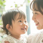 明るい歯科医院で笑顔を見せる親子。新札幌・北広島での小児矯正や反対咬合の相談をイメージ。