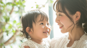 明るい歯科医院で笑顔を見せる親子。新札幌・北広島での小児矯正や反対咬合の相談をイメージ。