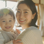 明るい日差しの中で微笑む親子。新札幌での小児矯正を検討する親御さんの不安に寄り添うイメージ。