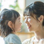 新札幌の明るい歯科医院で、小児矯正の相談を前に笑顔で向き合う親子と温かい自然光の風景