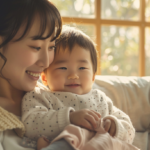 北広島・新札幌での小児矯正相談をイメージした、笑顔で向き合う親子と温かい自然光の風景