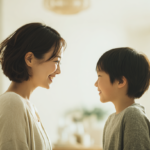 自然光が入る明るい室内で、笑顔で向き合う親子。新札幌での小児矯正を検討する際の安心感を表現。