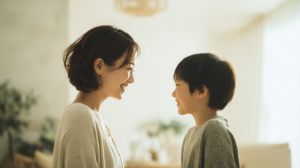 自然光が入る明るい室内で、笑顔で向き合う親子。新札幌での小児矯正を検討する際の安心感を表現。