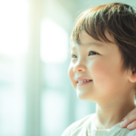 新札幌で小児矯正を検討する保護者と笑顔の子供。口呼吸や歯並びの悩みに寄り添う温かい歯科医院のイメージ。