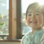 札幌の明るい歯科医院で、小児矯正の相談を終えて笑顔で寄り添う親子と、温かい自然光の風景。