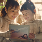 明るい日差しの中で微笑む親子。札幌での小児矯正を検討する際の安心感と信頼をイメージした写真。