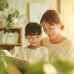 明るい日差しの中で笑顔で過ごす親子。新札幌・北広島での小児矯正相談をイメージした安心感のある風景。