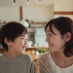 明るい日差しの中で笑顔で話す親子。新札幌での小児矯正相談による安心感と健やかな成長をイメージ。