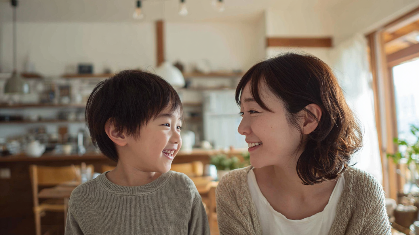 明るい日差しの中で笑顔で話す親子。新札幌での小児矯正相談による安心感と健やかな成長をイメージ。