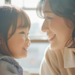 新札幌の明るい歯科医院で、小児矯正の相談を前に笑顔で向き合う親子と温かい自然光の風景