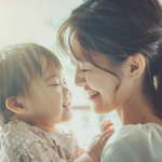 新札幌の歯科医院で小児矯正の相談をする、明るく清潔感のある雰囲気の中で微笑む親子と自然光の風景。