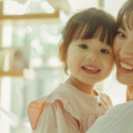 新札幌の明るい歯科医院で、小児矯正の相談を終えて笑顔で向き合う母親と子供の様子