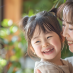 札幌市厚別区で小児矯正を検討する母娘が笑顔で相談する様子。