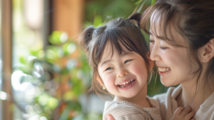 札幌市厚別区で小児矯正を検討する母娘が笑顔で相談する様子。