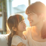 札幌市での小児矯正相談を前に、明るい光の中で笑顔で向き合う親子。安心感と信頼を表現したイメージ。