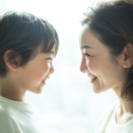 明るい歯科医院で優しく向き合う親子。新札幌での小児矯正を検討する際の安心感と信頼を表現した画像。
