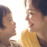 札幌・北広島で小児矯正を検討する親子が、柔らかな光の中で笑顔で向き合う安心感のあるイメージ画像
