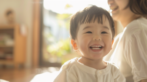 自然光が入る明るい空間で、笑顔を見せる親子。新札幌で小児矯正の相談を検討する際の安心感を表現。