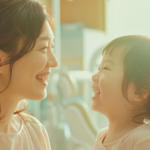 明るい日差しが差し込む空間で、笑顔で向き合う親子。新札幌での小児矯正を検討する際の安心感を表現。