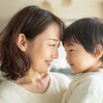 明るい日差しの中で微笑む親子。新札幌での小児矯正を検討する親御さんに寄り添う安心感のあるイメージ。