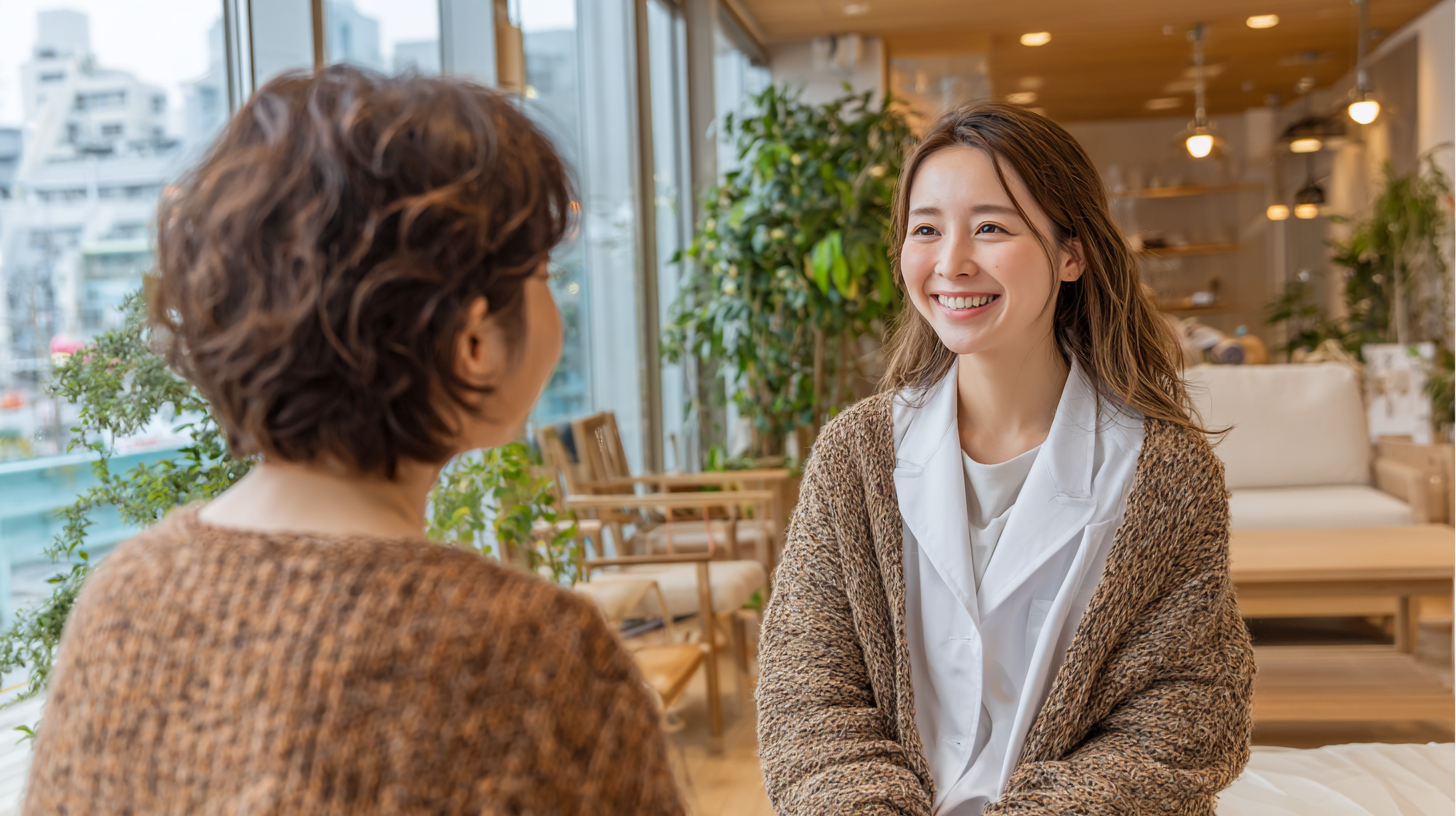 新札幌の明るい歯科医院でマウスピース矯正の相談を笑顔で行う様子。