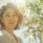 新札幌の歯科医院で、マウスピース矯正の相談を終えて穏やかに微笑む女性。自分を整える喜びの表情。