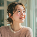 自然光が差し込む明るい空間で、リラックスして微笑む大人の女性。札幌でのマウスピース矯正相談のイメージ。