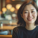 新札幌のカフェで自然な笑顔を見せる女性。ライフスタイルを崩さない大人のマウスピース矯正のイメージ。