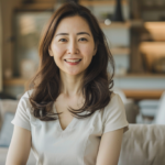 明るい室内で自信を持って微笑む女性。札幌で自分に合う矯正方法を相談できる安心感を表現したイメージ。