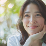 新札幌でマウスピース矯正を検討する女性が、明るい日差しの中で自信を持って微笑む様子
