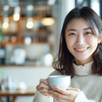 リラックスした表情の女性。新札幌や札幌での大人のマウスピース矯正の安心感を表現しています。